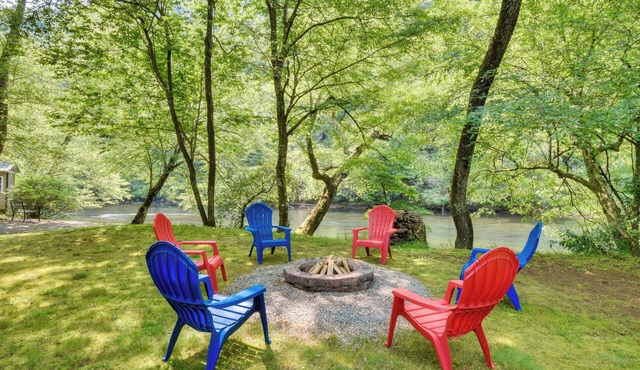 Riverfront Hayesville Retreat: Fishing & Kayaking!