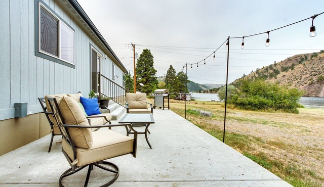 Riverfront Helena Retreat w/Small Dock + Kayaks!