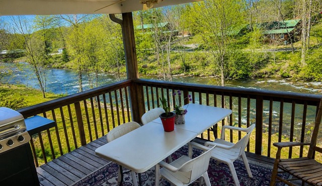 Riverfront Hideaway in East of Franklin, Easy Access, Close to Waterfall Trails