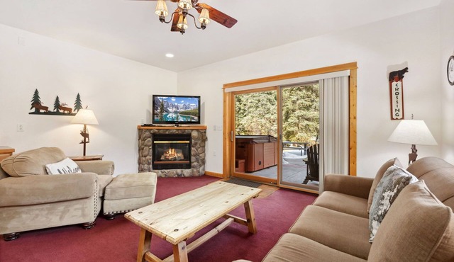 Riverfront Hideaway Private Hot Tub