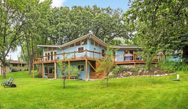 Riverfront Home 1 HR to MSP. Sleeps 9. Main Floor Living. Firepit & Pool Table