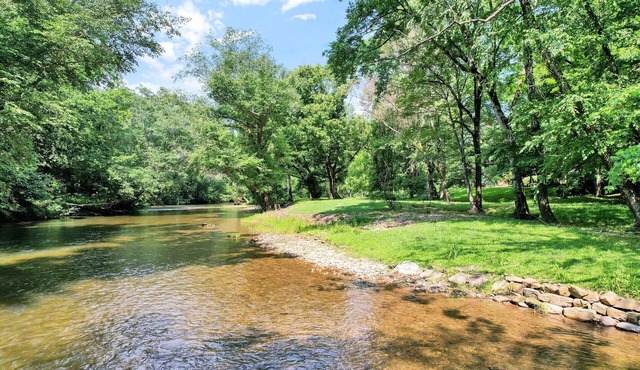 Riverfront home 3BD room/2 Full bath Sleep 6-7 only 12 minutes from Ocoee River