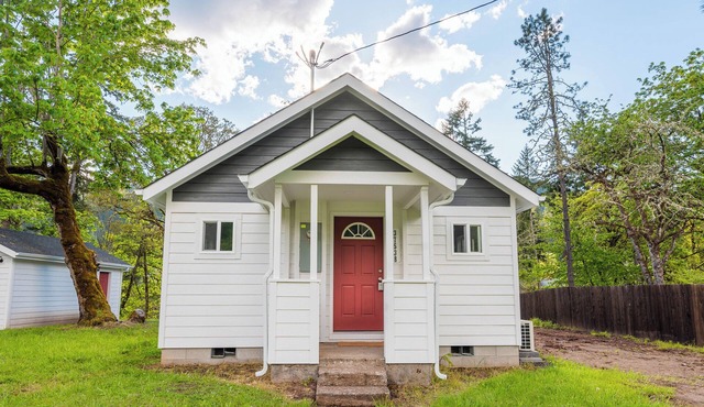 Riverfront Home, 5 mins from Dorena Lake!