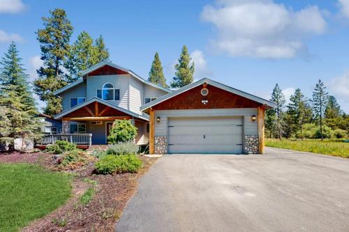 Riverfront home close to Mt Bachelor with a private hot tub and dock