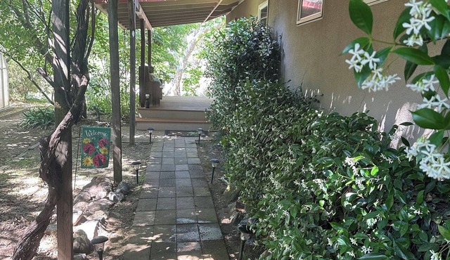 Riverfront Home near Sequoia National Park with EV charger.