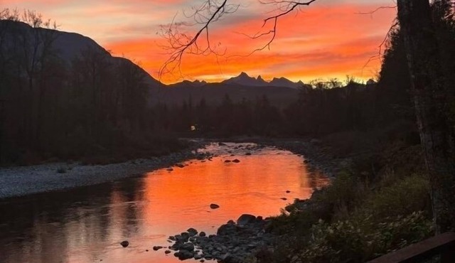 Riverfront home out your back door! Ski, Hike, Kayak, Beach, BBQ, Hammock, Relax