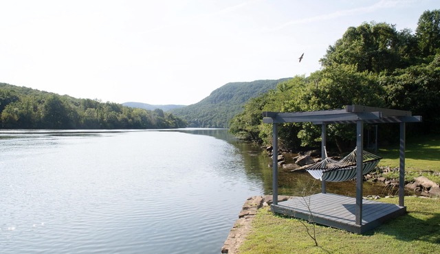 Riverfront home sitting in the heart of the Tennessee River Gorge 4 bdrm/4 bath