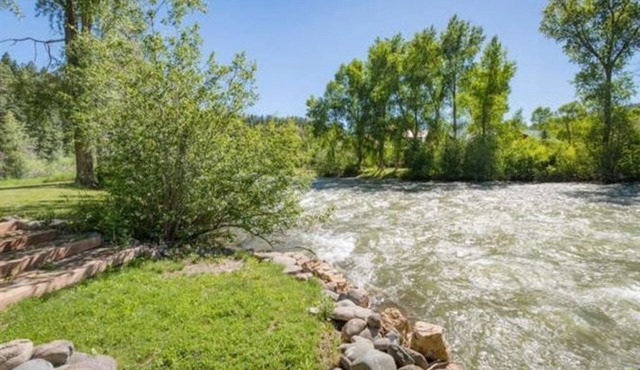 Riverfront Home minutes from Downtown & Wolf Creek Ski Area