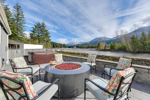 Riverfront Home w/Deck, Near Mount Rainier!