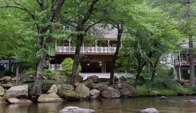 Riverfront home w/fireplace, porch, outdoor firepit, grill and picnic table