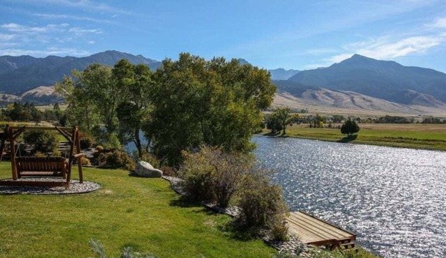 Riverfront home w/private dock close to YNP in Paradise Valley - Yellowstone River Retreat