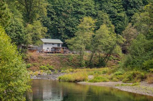 Riverfront Home w/Views in Kalama, Pets Welcome!