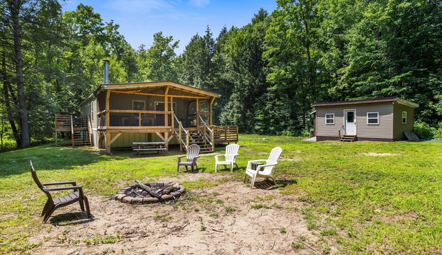 Riverfront home with huge screened deck - dog-friendly & fast WiFi