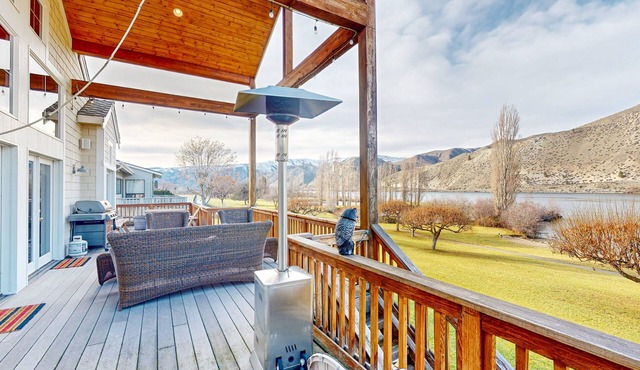 Riverfront home with boat launch, pool, tennis/pickle ball courts, & clubhouse