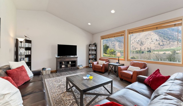 Riverfront home with shared dock for boat moorage & central A/C - dogs OK