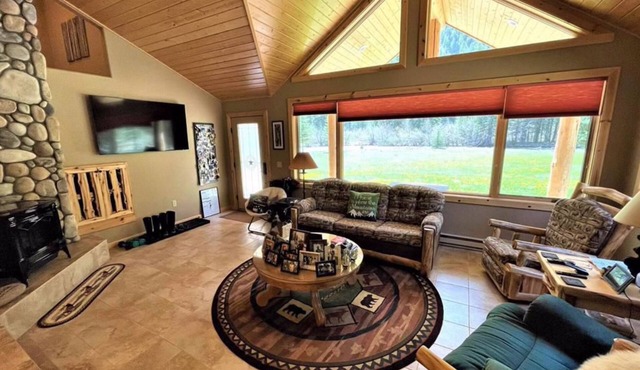 Riverfront home with amazing views, fireplace & washer/dryer