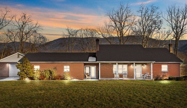 Riverfront, Hot Tub, Game Room, Camp Fire and More!