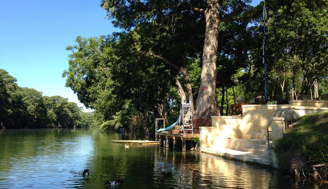 Riverfront House on Guadalupe-3BR W/Opt 4BR -Texas Hill Country-Day's Away House