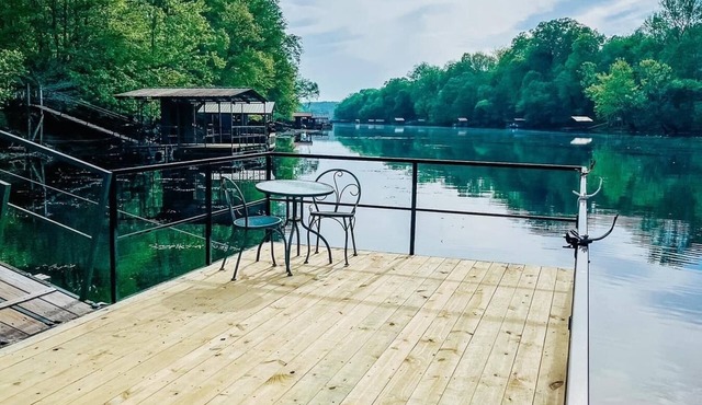 Riverfront House near Cow Shoals - King bed & WiFi