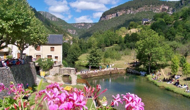 Riverfront house with swimming pool and magnificent view of the mountains and cliffs.