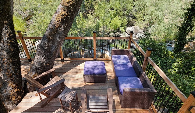 Riverfront in Wine Country Cabin, Deck and Starlink