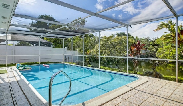 Riverfront, King Bed, Pool & Nearby Beach