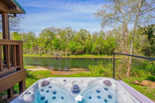 Riverfront Little Red Cabin, Hot Tub, World-class Trout Fishing, Views & Boat Access