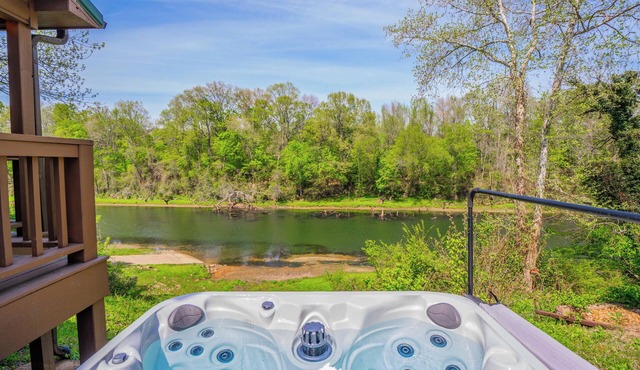 Riverfront Little Red Cabin, Hot Tub, Trout Fishing, Views & Boat Access