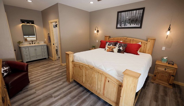 Riverfront Lodge in White Bird, ID – 1BR w/Panoramic Views & Breakfast Unit 1