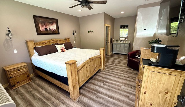 Riverfront Lodge in White Bird, ID – 1BR w/Panoramic Views & Breakfast Unit 2