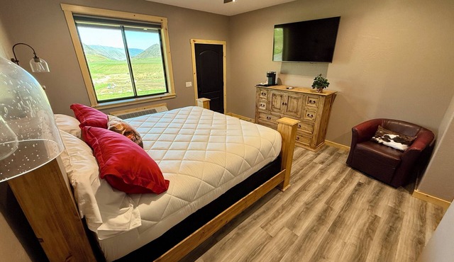 Riverfront Lodge in White Bird, ID – 1BR w/Panoramic Views & Breakfast Unit 4