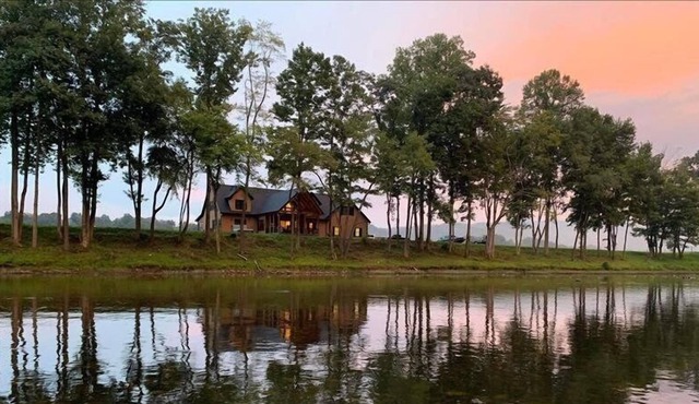 Riverfront Lodge on 100 acres! Swimming hole, Kayaks, Hot tub!
