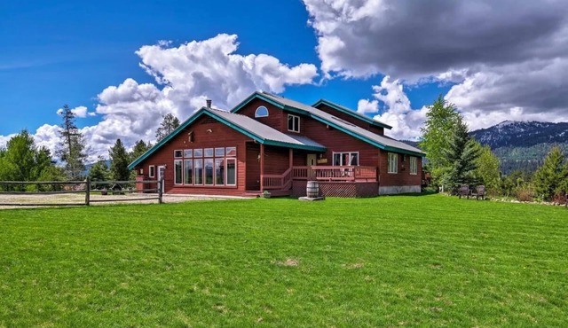 Riverfront Lodge/Sleeps 22+/Hot Tub/Fireplace/Ride-out snowmobile trail access/Sports Bar & Game Room/Huge kitchen & dining room/Between Tamarack & Brundage