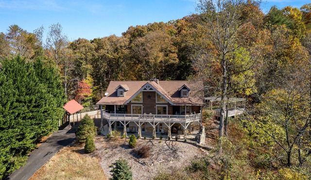 Riverfront Lodge w/Hot Tub, Game Room & Views + Biltmore Pass