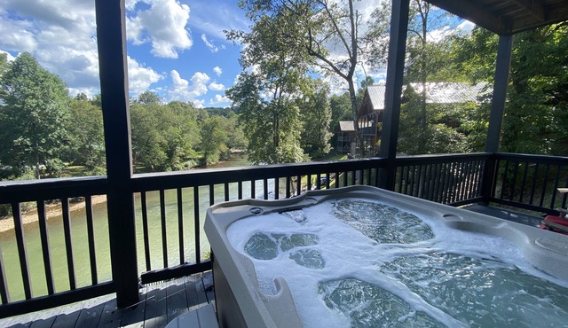 Riverfront Lodge Wifi, Folk School, Casino, Close to Town, HOT TUB