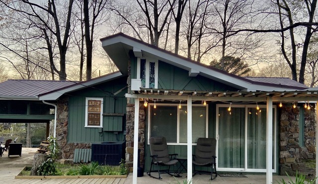 Riverfront lodge with private fishing dock ~ Near Greers Ferry Lake