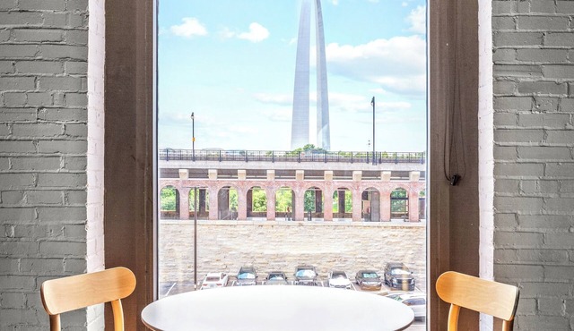 Riverfront Loft - Arch Views - Onsite Fitness Center