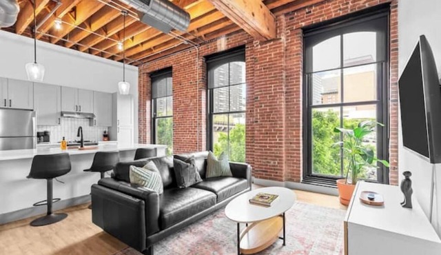 Riverfront Loft-Steps from Arch-Gated Parking