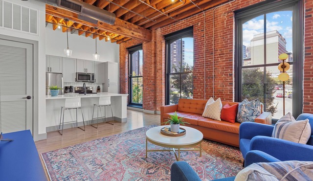 Riverfront Loft - Steps from Arch & Convention Center - Walk to Stadiums