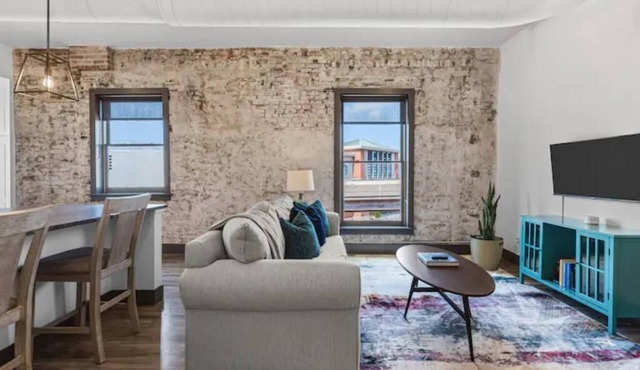 Riverfront Loft - Walk to Arch, Casino, Convention Center & Stadiums