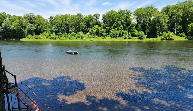 Riverfront Log Cabin on the Potomac River. Float, Fish or relax in the water.