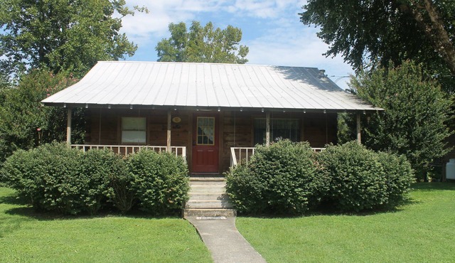 Riverfront Log Cabin 1 1/2 Mile From The Entrance Of The GSM National Park