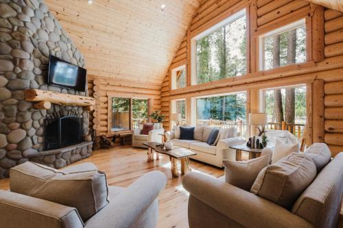 Riverfront log cabin style home with full kitchen deck washer & dryer and WIFI