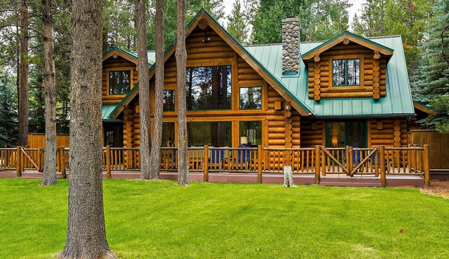 Riverfront log cabin style home with full kitchen, deck, washer & dryer and WIFI