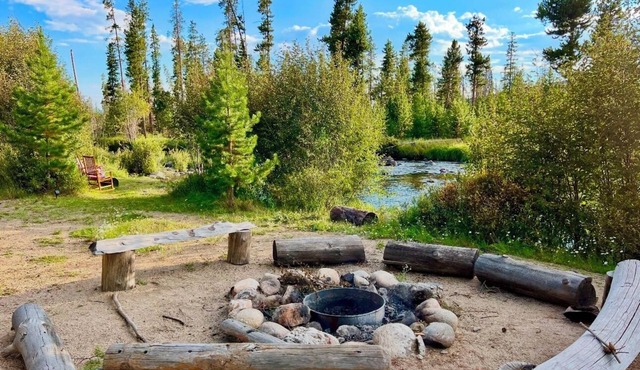 Riverfront log home on 3 acres near RMNP w/hot tub, private beach & flyfishing.