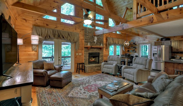 Riverfront, loud rapids, on tubing path - easy access (neighboring River's Echo)