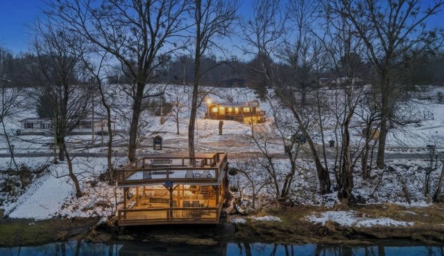 Riverfront- Lower Unit | Dock | Smart TV | Wi-Fi