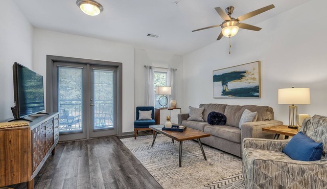 Riverfront Luxury Condo, walk to Aquarium & Dining