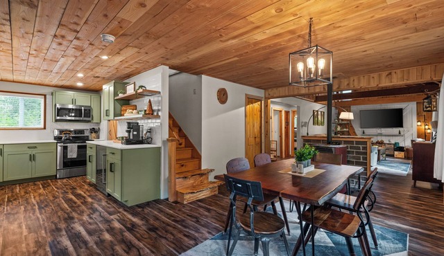 Riverfront Luxury Cabin-Hot Tub-EV-Deluxe Kitchen-WiFi