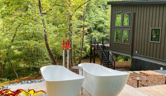 Riverfront Luxury Retreat in 75-Acre Forest. Hike, Kayak, and Soak